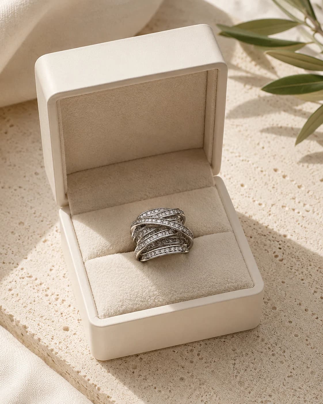 La Perle Diamantée Ring hand styling